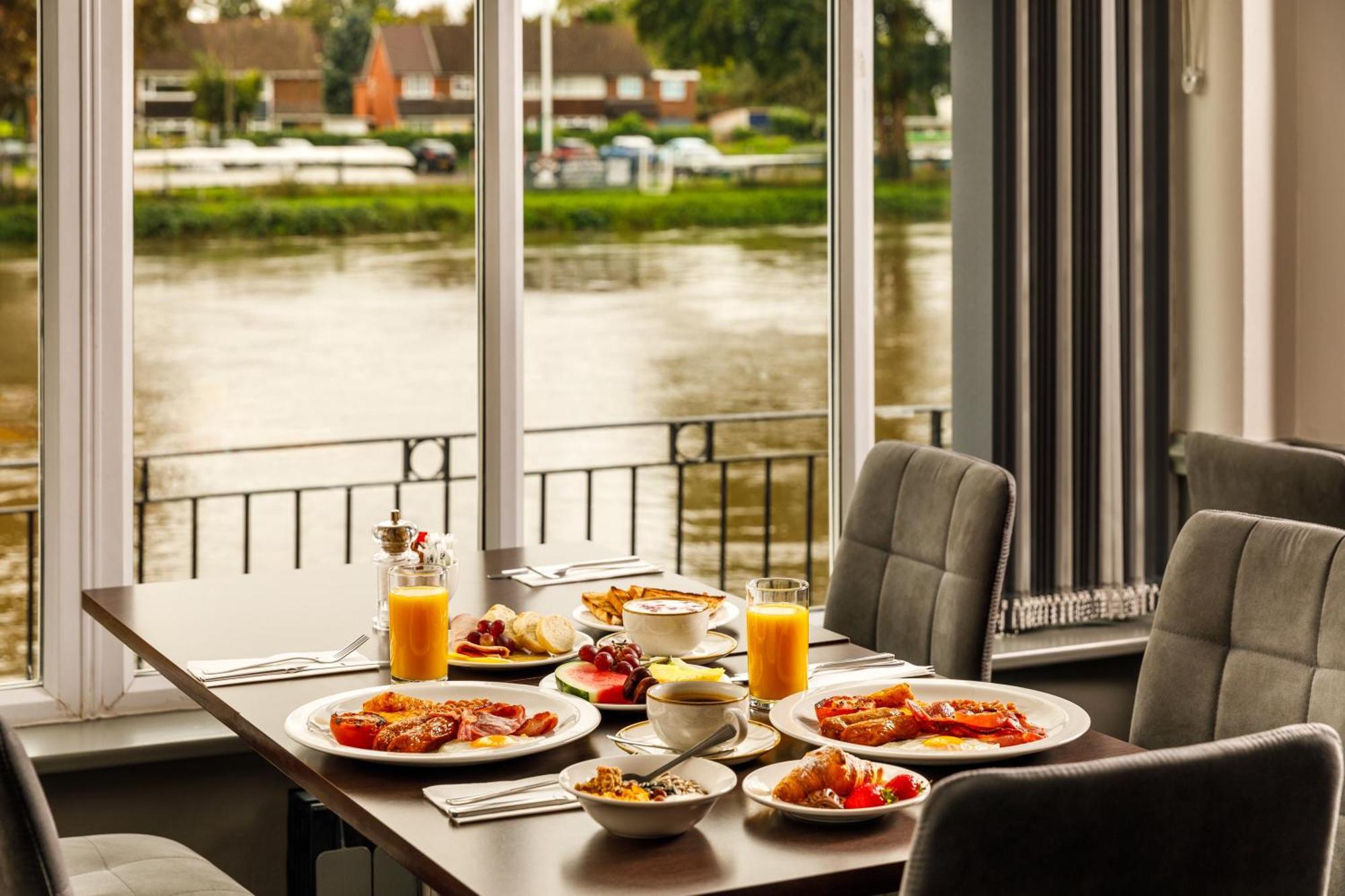 Hotel Sunday London Staines-Upon-Thames Heathrow T5 Exterior foto