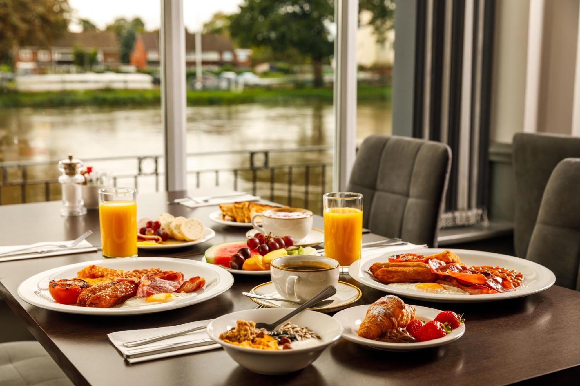 Hotel Sunday London Staines-Upon-Thames Heathrow T5 Exterior foto
